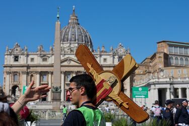 Un voluntario lleva cruces en la Plaza de San Pedro del Vaticano, tras la muerte del Papa Francisco, en Roma.