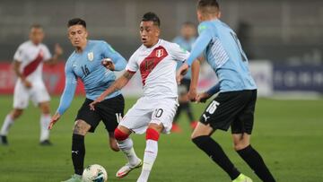 AME2175. LIMA (PER&Uacute;), 02/09/2021.- Yoshimar Yot&uacute;n de Per&uacute; disputa el bal&oacute;n con Brian Rodr&iacute;guez (i) y Federico Valverde(d) de Uruguay hoy, durante el partido entre Per&uacute; y Uruguay por las eliminatorias de Conmebol a