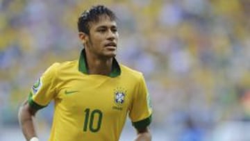 El delantero de la selección brasileña, Neymar, durante el último partido del grupo A de la Copa Confederaciones que disputan frente a Italia en el estadio Fonte Nova de Salvador, Brasil, el 22 de junio del 2013.