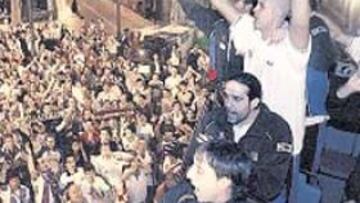 <b>BAÑO DE MULTITUD. </b>Jugadores y aficionados festejan el título.