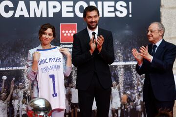 Isabel Díaz Ayuso con Florentino Pérez y Sergio Llull.