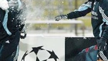 <b>JUEGOS ANTES DE LA BATALLA.</b> Beckham lanza una bola de nieve a Raúl Bravo y Helguera durante el entrenamiento del Madrid en el Olímpico de Múnich. El ambiente entre los madridistas es de optimismo.