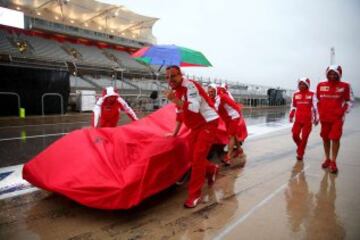 Mecánicos de Ferrari bajo la lluvia de Austin en el GP de EE UU.