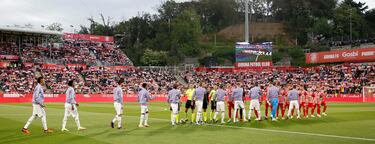 El árbitro del encuentro, Iglesias Villanueva, los jugadores del Girona y Real Madrid, se saludan en el centro del campo del estadio Municipal de Montilivi.