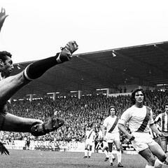 El mayor abrazo de El Molinón a Quini