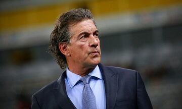 Llegó a los rojinegros precisamente en lugar del 'Profe' Cruz no obstante, en nueve partidos que dirigió a los Zorros solamente sumó dos victorias, un empate y seis derrotas.