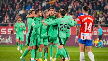GIRONA, 03/01/2024.- Los jugadores del Atlético de Madrid celebran el gol de Álvaro Morata, durante el partido de la jornada 19 de LaLiga entre el Girona FC y el Atlético de Madrid, este miércoles en el estadio de Montilivi, en Girona. EFE/David Borrat