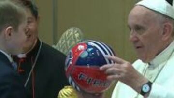 El Papa Francisco recibe un bal&oacute;n del Chicago Fire, obsequio del ni&ntilde;o William Morkin. 