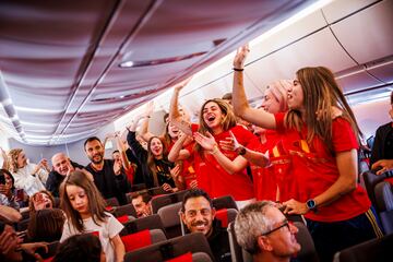 La selección española está volando a España tras conseguir el primer Mundial del Fútbol Femenino. La fiesta de las campeonas continúa a bordo del avión. 

 