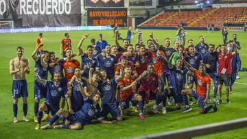 La plantilla del CD Lugo celebra en el estadio de Vallecas la permanencia. 