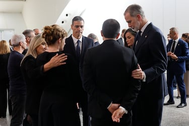 El rey Felipe VI, la reina Letizia y el presidente del Gobierno, Pedro Sánchez, conversan con las víctimas, a su llegada al homenaje a las víctimas de la DANA, en el Museo de las Ciencias Príncipe Felipe. 