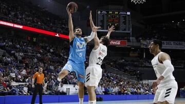 Alessandro Gentile lanza ante Llull durante el Real Madrid - Movistar Estudiantes de la temporada 2018-19.