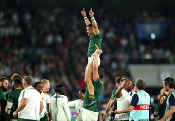 La selección sudafricana vuelve a reinar. Tres títulos en tres finales ya para los Springboks. Empatan con Nueva Zelanda como la selección que más veces ha reinado en el Mundial tras vencer en la final a la selección inglesa 12-32.