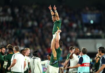 La selección sudafricana vuelve a reinar. Tres títulos en tres finales ya para los Springboks. Empatan con Nueva Zelanda como la selección que más veces ha reinado en el Mundial tras vencer en la final a la selección inglesa 12-32.

