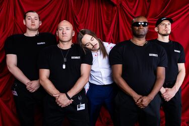 Artista estonio conocido por su estilo provocador y visualmente impactante, mezcla de rap y arte conceptual.