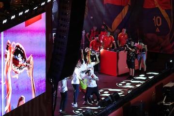 Los jugadores de la selección española  y los aficionados celebran el la plaza de la Cibeles el título de la Eurocopa. En la imagen, Rodrigo Hernández con el trofeo en alto, Joselu y Marc Cucurella.