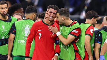 Los jugadores de la selección de Portugal tratan de levantar el ánimo al de Madeira, que llora como un niño, momentos antes de comenzar la segunda parte de la prórroga.