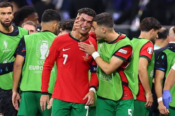 Los jugadores de la selección de Portugal tratan de levantar el ánimo al de Madeira, que llora como un niño, momentos antes de comenzar la segunda parte de la prórroga.