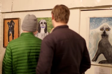 El MOBA dedica a coleccionar, exponer y celebrar el arte que es "demasiado malo para ser ignorado". Una exhibición única de pinturas y esculturas que, si bien son creadas con una intención seria por parte de los artistas, no se ajustan a la estética convencional. El museo celebra el trabajo de artistas cuyas obras no serían mostradas ni apreciadas en ningún otro foro.