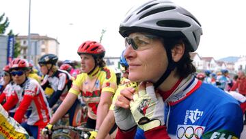 La ciclista francesa Jeannie Longo, antes de tomar la salida en una carrera.