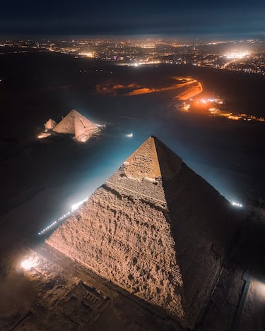 Una escena nocturna de las pirámides de Giza, Egipto. 