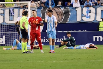 Herrero e Izan hablan con el rbitro del Mlaga- Almera.