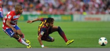 Yacine Brahimi y Neymar da Silva Santos Junior,  durante el partido de Liga en Primera División que disputan en el estadio Nuevo Los Cármenes, en Granada.