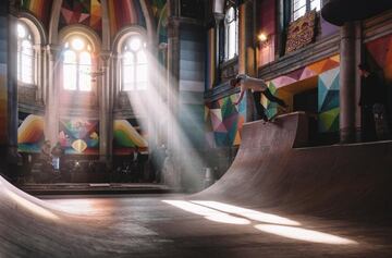 Los ¨²ltimos treinta a?os han supuesto incre¨ªble salto de globalizaci¨®n en el skate. Pero por no recomendar solo skateparks de fuera, os hablamos de otro que est¨¢ en Espa?a como es La Iglesia Skate o Kaos Temple. Este antiguo polvor¨ªn de la Guerra Civil ubicado en Llanera (Asturias) fue convertido en skatepark por parte de la gente de Church Brigade y posteriormente en obra de arte gracias al artista nacional Okuda.