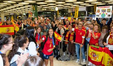 La selección española Sub-17 y el cuerpo técnico recibidos entre gritos de "campeonas, campeonas".