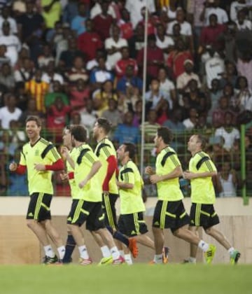 La Roja entreno en el nuevo estadio de Malabo repleto de seguidores que querían ver a nuestros internacionales. Casillas fue de los más aclamados.