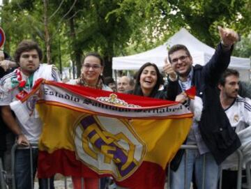 Los seguidores esperan en el hotel de Lisboa la llegada del Real Madrid. 