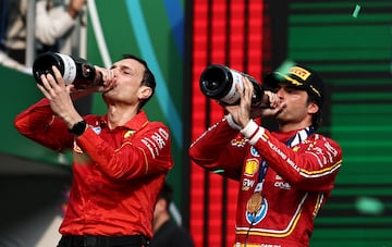 Carlos Sainz celebra en el podio su victoria.