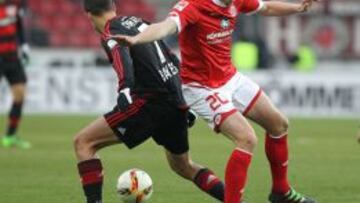 El mexicano, en la disputa por un balón contra el Mainz 05