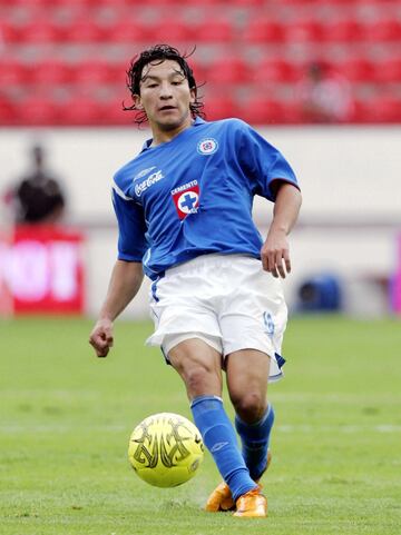 Jugó en Cruz Azul del del 2006 al 2011.