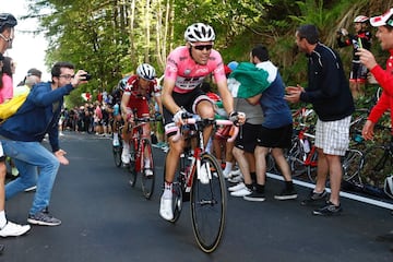 Tom Dumoulin en cabeza de carrera junto a Ilnur Zakarin y Mikel Landa.