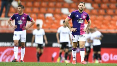 VALENCIA, SPAIN - MAY 09: Shon Weissman of Real Valladolid reacts after they concede their first goal during the La Liga Santander match between Valencia CF and Real Valladolid CF at Estadio Mestalla on May 09, 2021 in Valencia, Spain. Sporting stadiums a