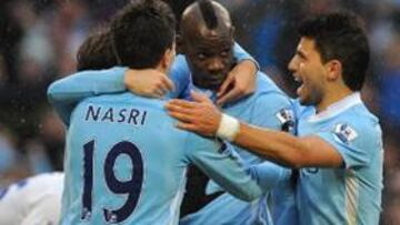 Balotelli mantiene líder al City y aleja al Tottenham