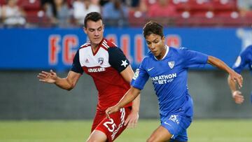 Oliver Torres controla el bal&oacute;n en el partido amistoso entre el Dallas FC y el Sevilla.