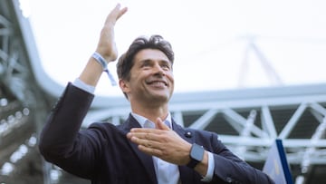 TURIN, ITALY - SEPTEMBER 13: Alessio Tacchinardi, former Juventus player greets the fans prior to the Serie A match between Juventus FC and FC Internazionale at Allianz Stadium on September 13, 2025 in Turin, Italy. (Photo by Daniele Badolato - Juventus FC/Juventus FC via Getty Images)