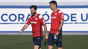 Joseba Ituarte dialoga con Pellegrino durante la pretemporada de 2019 con el Leganés. 