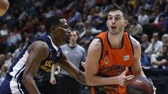 Sergi Garc&iacute;a, durante un partido del Valencia frente al UCAM Murcia.