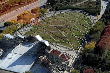 La estructura se complementa con el adyacente BP Bridge, también diseñado por Gehry, y se ha convertido en un icónico punto de encuentro para festivales y eventos culturales.