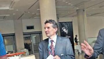 <b>TÉCNICOS DE PRESTIGIO. </b>Frank Rijkaard y Juande Ramos, en los prolegómenos de la Supercopa en Mónaco que ganaron los sevillistas con rotundidad.