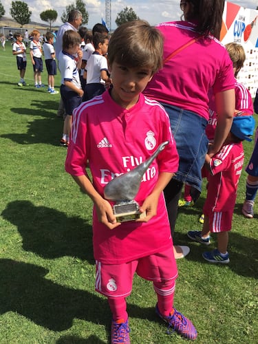 Primeros pasos en la cantera blanca: el joven Gonzalo, aprende los valores y la técnica que marcarán su carrera.