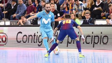 Ricardinho intenta irse de Rivillos durante el partido de Liga Nacional de F&uacute;tbol Sala entre Barcelona Lassa y Movistar Inter.