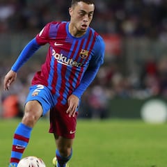 USMNT's Sergiño Dest receives applause after commanding Barcelona performance
