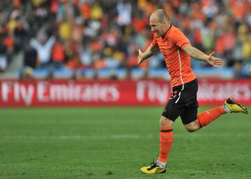 Tras una serie de minutos en las que ambas selecciones se estuvieron estudiando, Robben desatascó el partido a favor de los holandeses: recibió un pase largo de Sneijder, se escapó por la banda derecha, se frenó en el pico del área, recortó hacia dentro y cuando estaba en la frontal del área, soltó un zurdazo. El balón, tras pasar por entre las piernas de dos jugadores eslovacos, se fue lejos del brazo del portero y entró.