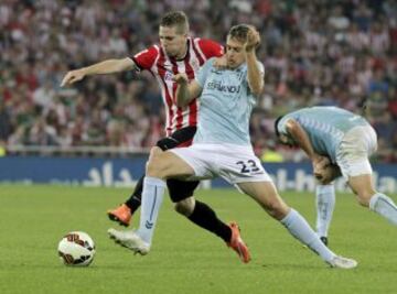  El delantero del Athletic Club de Bilbao Iker Muniain pelea un balón con el delantero del Eibar Javier Lara, durante el partido de la sexta jornada de Liga en Primera Division que se juega esta noche en San Mamés. 