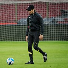 El millonario costo del DT que mira Colo Colo: quedará libre