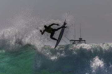 Impresionante fotografía, por su belleza y precisión, en la que se observa al surfista brasileño Gabriel Medina compitiendo durante la final de la Rip Curl World Surf League en Lower Trestles (California, Estados Unidos). Medina logra su tercer título mundial.